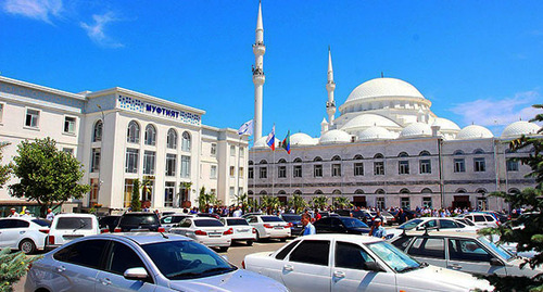 Здание Муфтията Дагестана и Центральная мечеть Махачкалы. Фото: Аль-Гимравий. https://ru.wikipedia.org