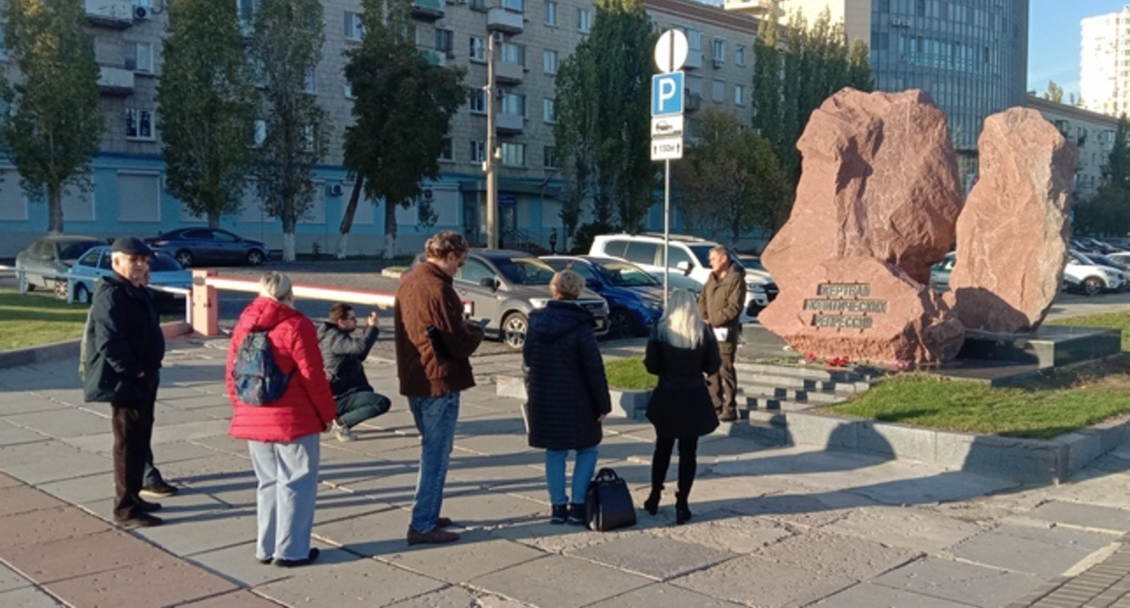 Участники акции "Возвращение имен". Волгоград, 22 октября 2023 года. Фото Вячеслава Ященко для "Кавказского узла". Участники акции "Возвращение имен". Волгоград, 22 октября 2023 года. Фото Вячеслава Ященко для "Кавказского узла".
