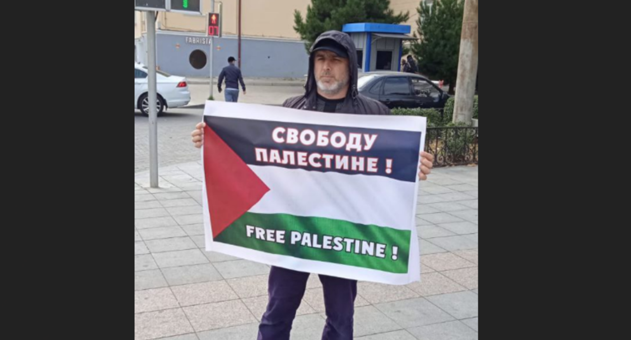 Салим Халитов на пикете в Махачкале. Скриншот фото из Telegram-канала "Черновик" от 23.10.23, https://t.me/chernovik/62083 Салим Халитов на пикете в Махачкале. Скриншот фото из Telegram-канала "Черновик" от 23.10.23, https://t.me/chernovik/62083
