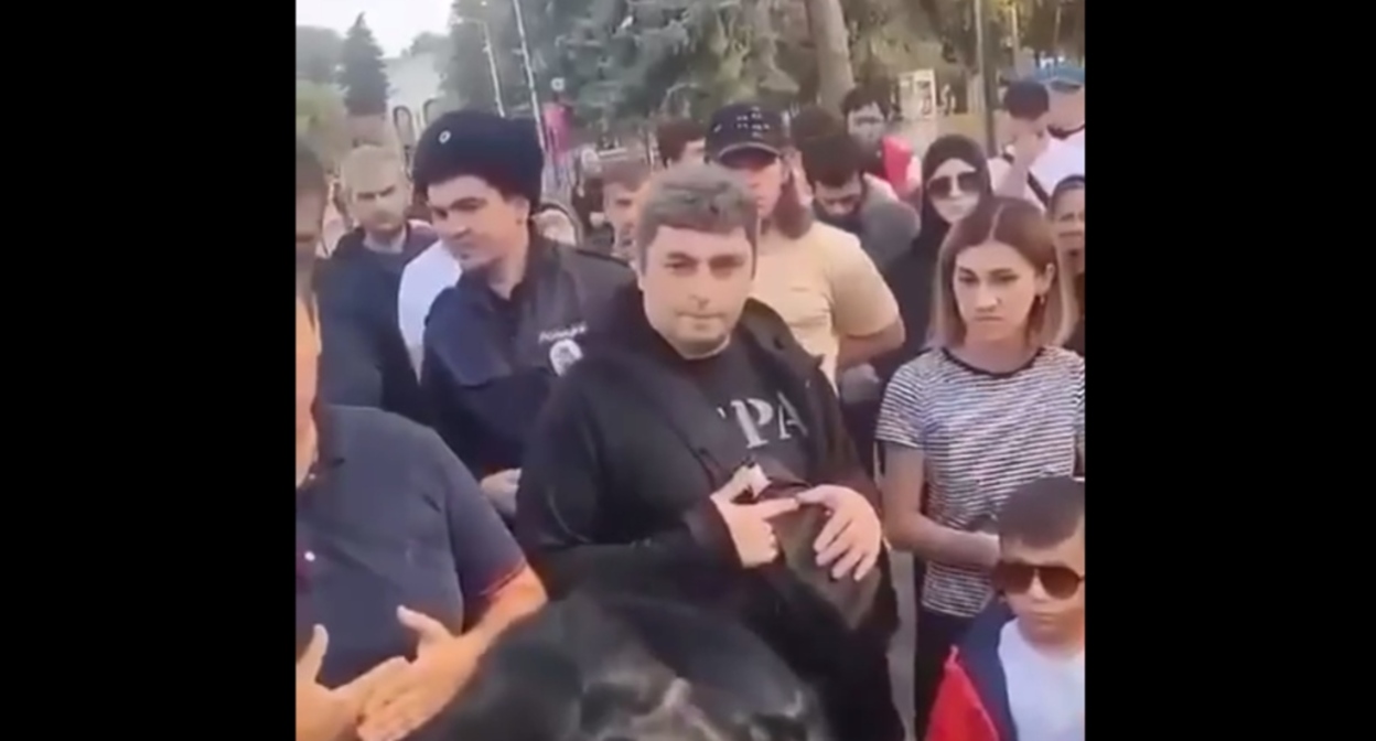 Участники акции в Черкесске. Кадр видео RusNews https://t.me/rusnews/43318 Участники акции в Черкесске. Кадр видео RusNews https://t.me/rusnews/43318