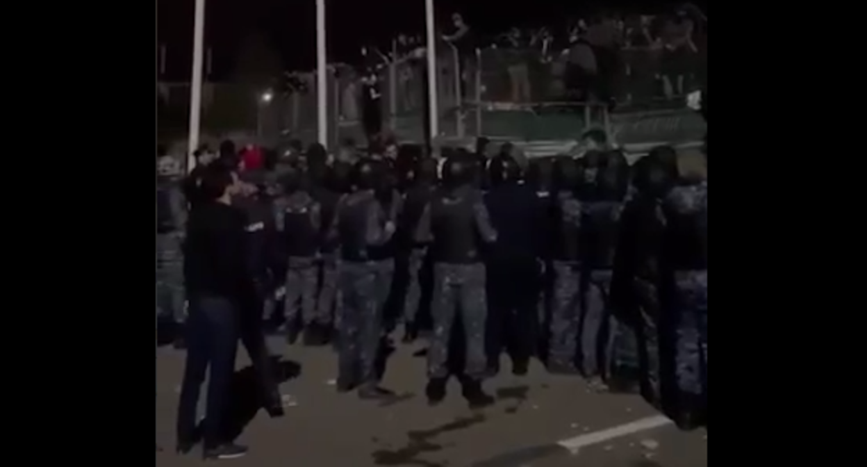 Стычка в аэропорту Махачкалы, стоп-кадр видео https://t.me/ostorozhno_novosti/20860 Стычка в аэропорту Махачкалы, стоп-кадр видео https://t.me/ostorozhno_novosti/20860