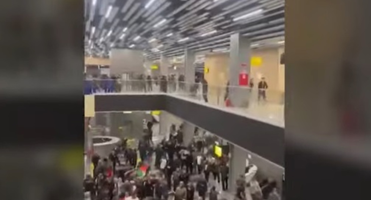 Протестующий в аэропорту Махачкалы. Скриншот с видео "Кавказского узла" Протестующий в аэропорту Махачкалы. Скриншот с видео "Кавказского узла"