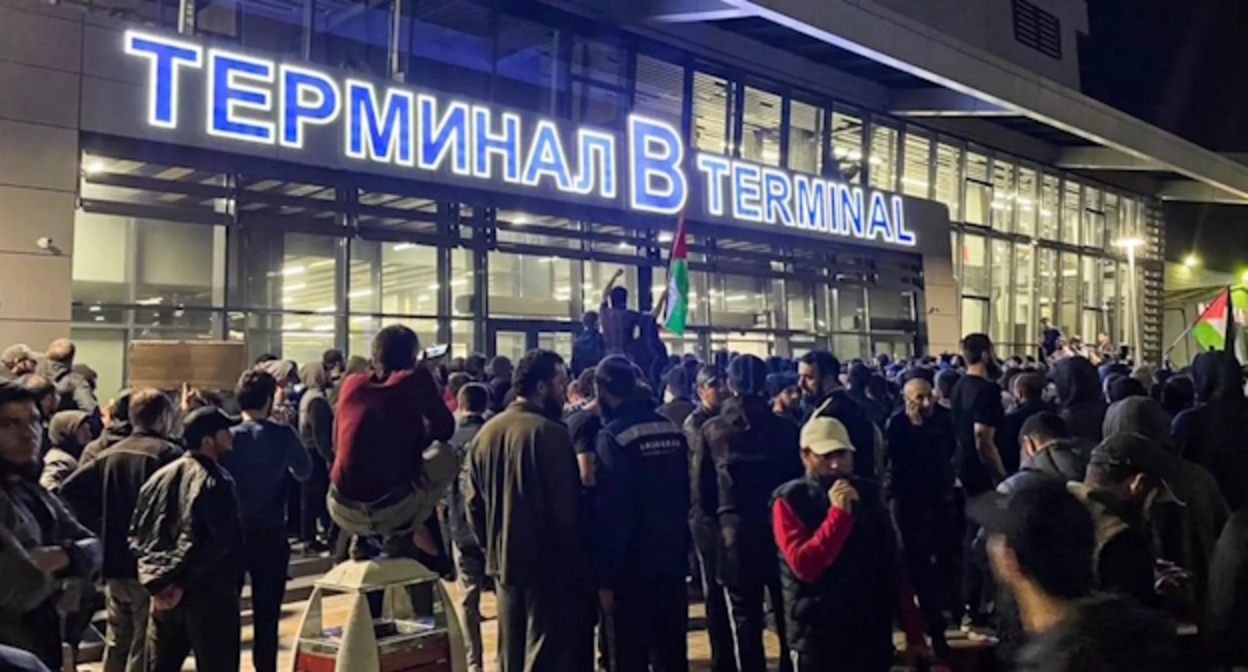 Участники акции у здания аэропорта Махачкалы, стоп-кадр видео https://t.me/rusnews/43407 Участники акции у здания аэропорта Махачкалы, стоп-кадр видео https://t.me/rusnews/43407