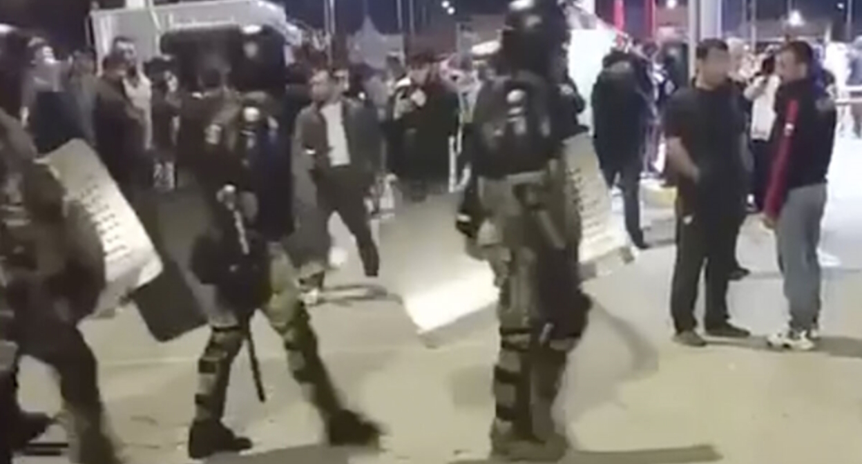 Силовики в аэропорту Махачкалы, стоп-кадр видео "Кавказского узла"
Силовики в аэропорту Махачкалы, стоп-кадр видео "Кавказского узла"