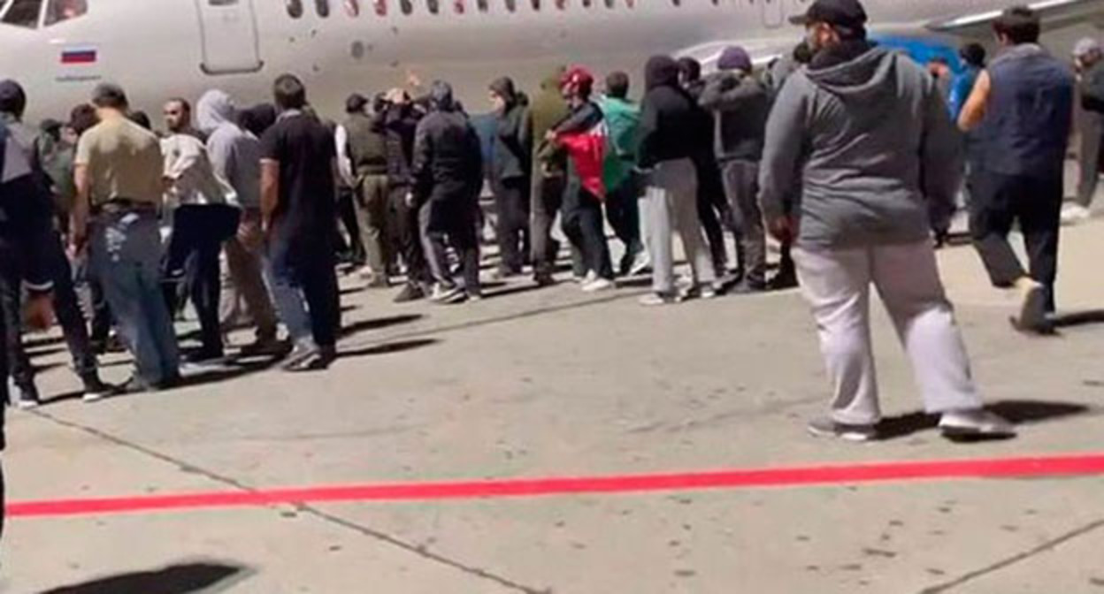 Беспорядки в аэропорту Махачкалы. Скриншот видео https://tvzvezda.ru/news/20231030194-GL1aM.html Беспорядки в аэропорту Махачкалы. Скриншот видео https://tvzvezda.ru/news/20231030194-GL1aM.html