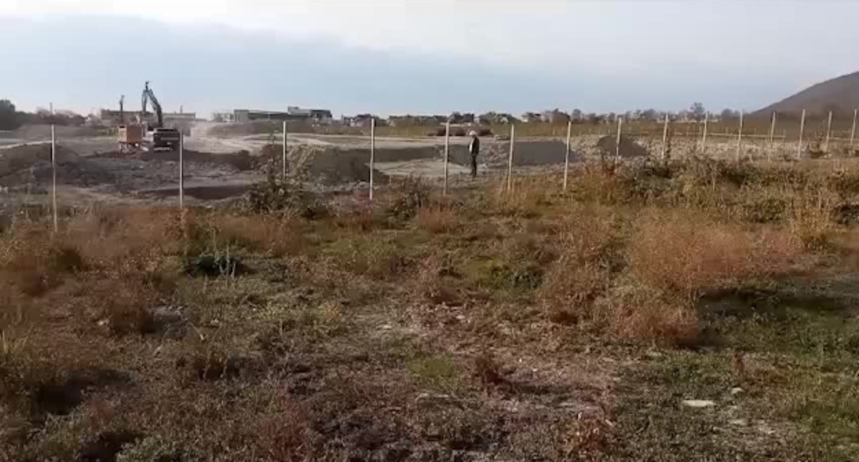 Стройка на улице Котанова в Новороссийске, стоп-кадр видео https://dzen.ru/video/watch/653a033068692e53ebaeda1a?utm_referrer=ya.ru Стройка на улице Котанова в Новороссийске, стоп-кадр видео https://dzen.ru/video/watch/653a033068692e53ebaeda1a?utm_referrer=ya.ru