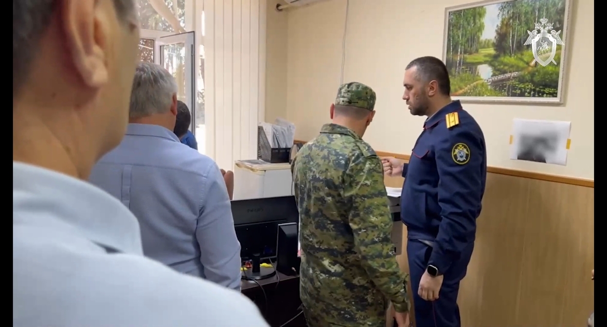 Обыски в мэрии Буйнакска. Скриншот видео https://t.me/dagestan_sledcom05/1610 Обыски в мэрии Буйнакска. Скриншот видео https://t.me/dagestan_sledcom05/1610