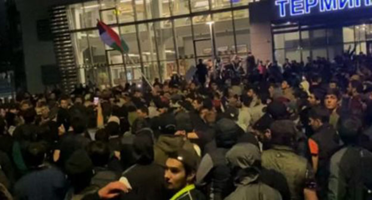 Беспорядки в Махачкале. Скриншот https://runews24.ru/articles/30/10/2023/716f77se4637b15e7a09626963d0036b Беспорядки в Махачкале. Скриншот https://runews24.ru/articles/30/10/2023/716f77se4637b15e7a09626963d0036b