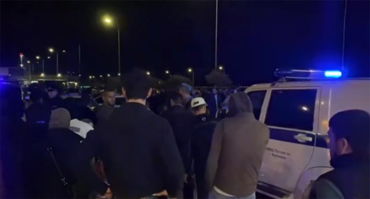 Сотрудники полиции общаются с участниками беспорядков в Махачкале. 29 октября 2023 г. Скриншот видео https://www.instagram.com/p/Cy_i4KMrXwz/ принадлежит компании Meta деятельность которой запрещена в России Сотрудники полиции общаются с участниками беспорядков в Махачкале. 29 октября 2023 г. Скриншот видео https://www.instagram.com/p/Cy_i4KMrXwz/ принадлежит компании Meta деятельность которой запрещена в России
