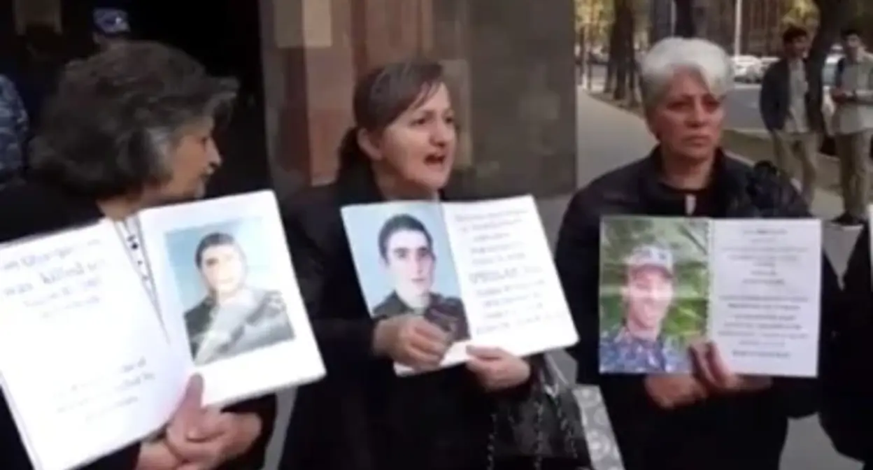Родители погибших солдат потребовали внимания властей Армении. Скриншот видео https://www.slaq.am Родители погибших солдат потребовали внимания властей Армении. Скриншот видео https://www.slaq.am