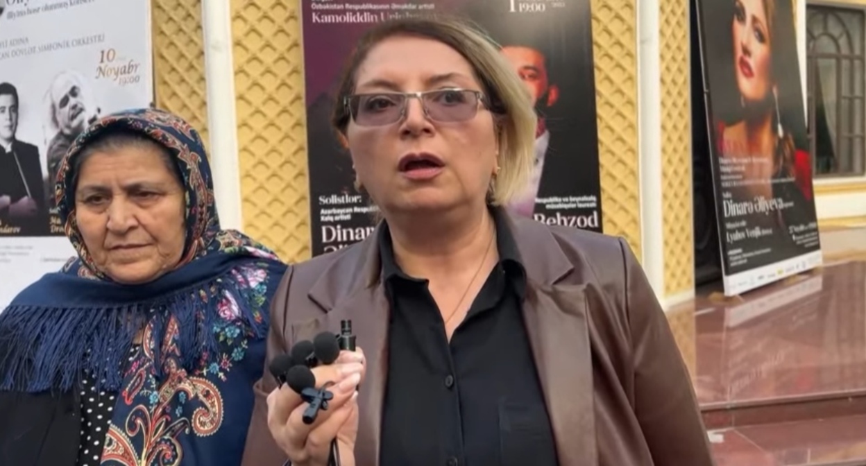 Мать и супруга Аваза Зейналлы на пикете в Баку. Кадр видео Azad Media TV https://www.youtube.com/watch?v=N1bwK9-qiGk Мать и супруга Аваза Зейналлы на пикете в Баку. Кадр видео Azad Media TV https://www.youtube.com/watch?v=N1bwK9-qiGk