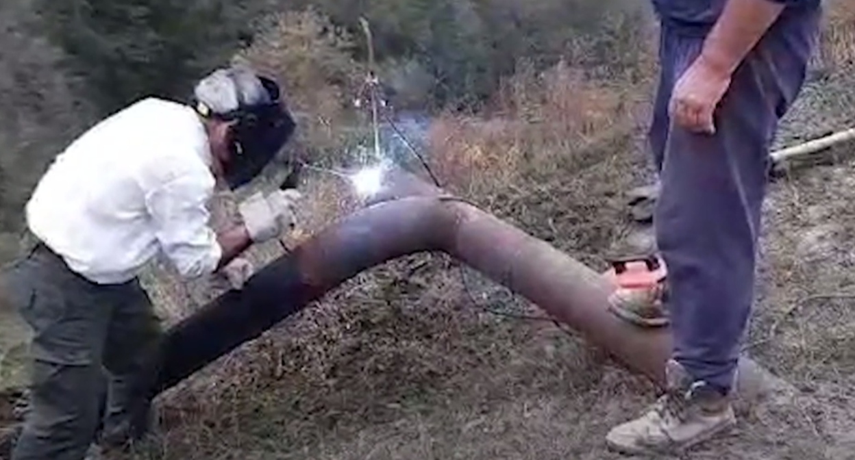 Рабочие ремонтируют водопроводную трубу в Баксанском районе. Кадр видео ЦУР Кабардино-Балкарии https://t.me/tsur_07/2168 Рабочие ремонтируют водопроводную трубу в Баксанском районе. Кадр видео ЦУР Кабардино-Балкарии https://t.me/tsur_07/2168