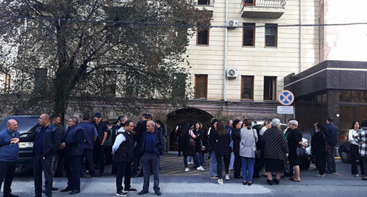 Беженцы из Нагорного Карабаха перед офисом МККК в Ереване. Армения.30 октября 2023 г. Фото Алвард Григорян для "Кавказского узла" Беженцы из Нагорного Карабаха перед офисом МККК в Ереване. Армения.30 октября 2023 г. Фото Алвард Григорян для "Кавказского узла"