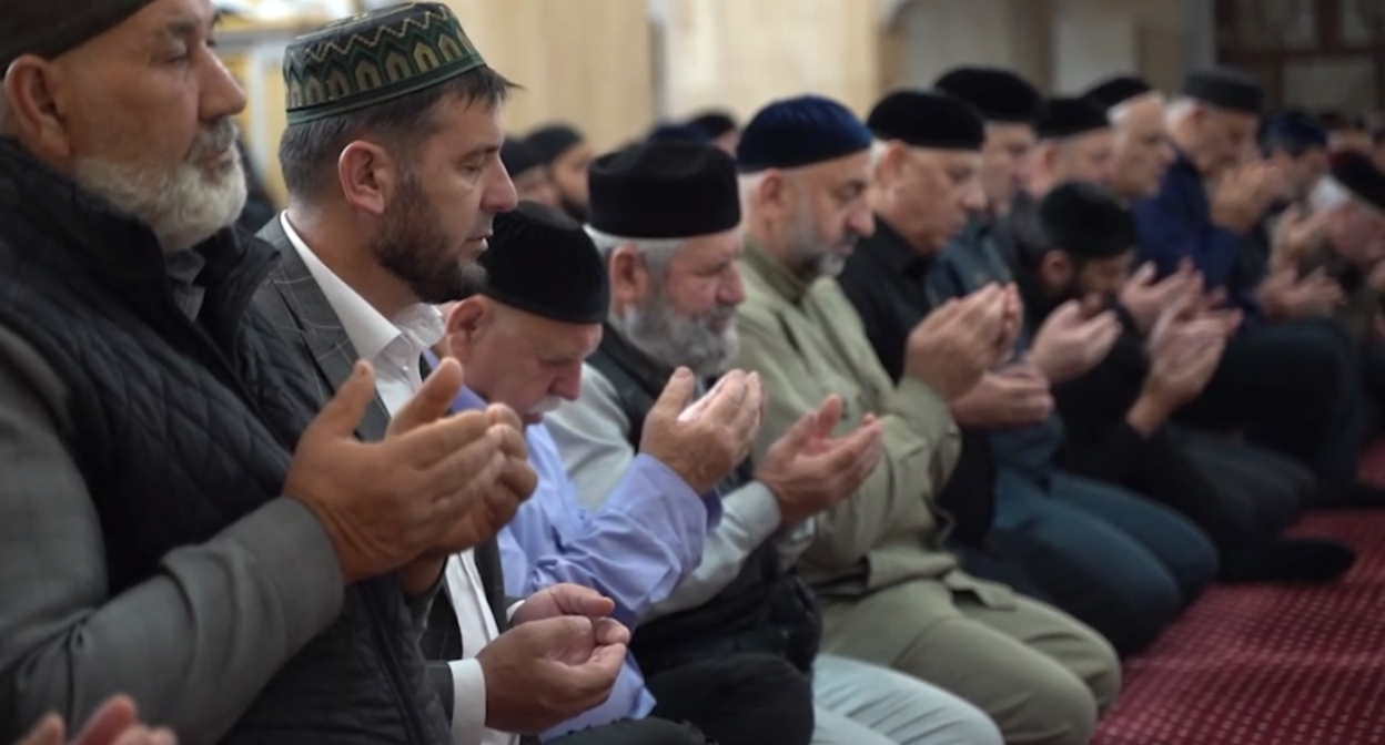 Верующие во время молитвы. Фото: Грозный-Информ https://grozny-inform.ru/news/society/155856/ Верующие во время молитвы. Фото: Грозный-Информ https://grozny-inform.ru/news/society/155856/