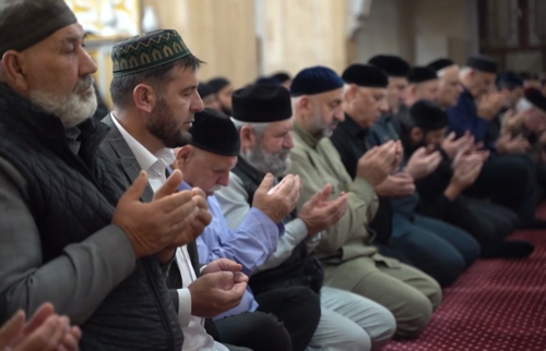 Верующие во время молитвы. Фото: Грозный-Информ https://grozny-inform.ru/news/society/155856/