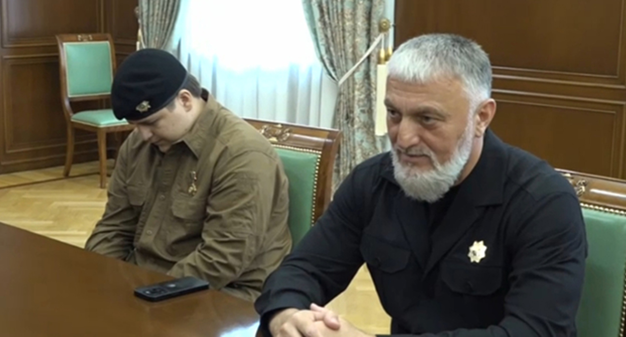 Адам Кадыров (слева) и Адам Делимханов. Скриншот видео https://t.me/Kokov_Kazbek/3087 Адам Кадыров (слева) и Адам Делимханов. Скриншот видео https://t.me/Kokov_Kazbek/3087