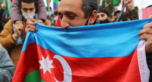 Люди принимают участие в уличных торжествах  в Баку, Азербайджан, 1 декабря 2020 года. фото: Азиз Каримов