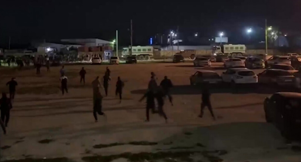 Беспорядки в аэропорту Махачкалы. Скриншот видео https://tengrinews.kz/russia/massovyie-besporyadki-aeroportu-mahachkalyi-zaderjanyi-60-515165/ Беспорядки в аэропорту Махачкалы. Скриншот видео https://tengrinews.kz/russia/massovyie-besporyadki-aeroportu-mahachkalyi-zaderjanyi-60-515165/