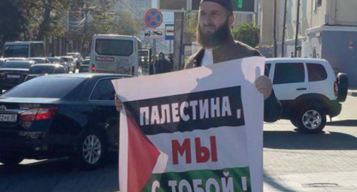 Идрис Юсупов на одиночном пикете. Скриншот фото из Telegram-канала "Черновик" от 08.11.23, https://t.me/chernovik/62856
Идрис Юсупов на одиночном пикете. Скриншот фото из Telegram-канала "Черновик" от 08.11.23, https://t.me/chernovik/62856