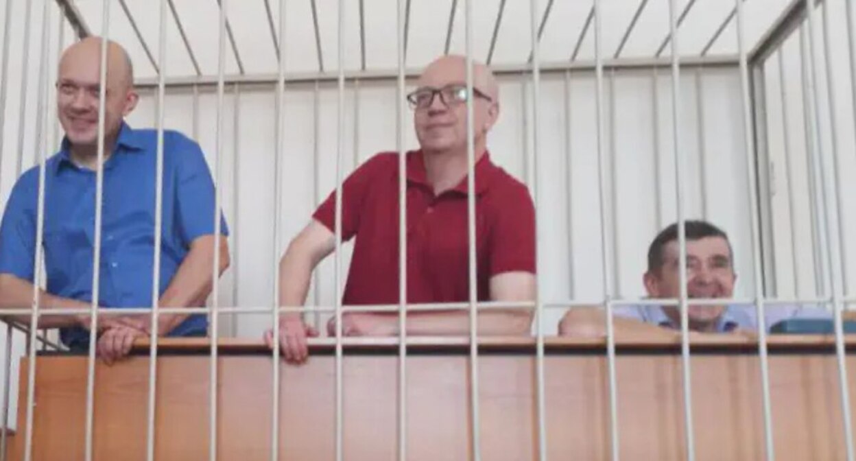 Ринат Кирамов, Сергей Королёв, Сергей Косьяненко(слева направо) в зале суда. Фото с сайта, где собраны сведения об уголовных делах в отношении российских Свидетелей Иеговы* 396 российских организаций Свидетелей Иеговы признаны экстремистскими Ринат Кирамов, Сергей Королёв, Сергей Косьяненко(слева направо) в зале суда. Фото с сайта, где собраны сведения об уголовных делах в отношении российских Свидетелей Иеговы* 396 российских организаций Свидетелей Иеговы признаны экстремистскими