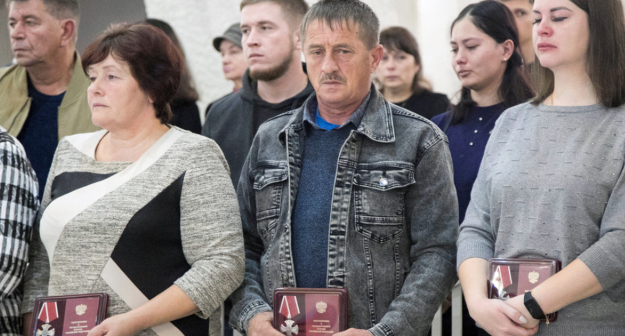 Родные погибших. Скриншот фото с сайта музея "Сталинградская битва" от 09.11.23, https://stalingrad-battle.ru/about/m-news/2023/12566/ Родные погибших. Скриншот фото с сайта музея "Сталинградская битва" от 09.11.23, https://stalingrad-battle.ru/about/m-news/2023/12566/