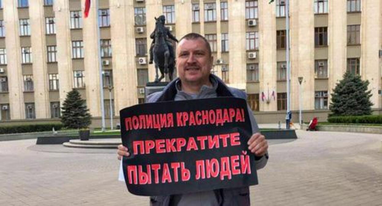 Алексей Никитин проводит пикет в Краснодаре. Скриншот поста Сергея Романова в Facebook https://www.facebook.com/photo.php?fbid=10155615008302294&set=a.10151916633672294&type=3&theater Алексей Никитин проводит пикет в Краснодаре. Скриншот поста Сергея Романова в Facebook https://www.facebook.com/photo.php?fbid=10155615008302294&set=a.10151916633672294&type=3&theater