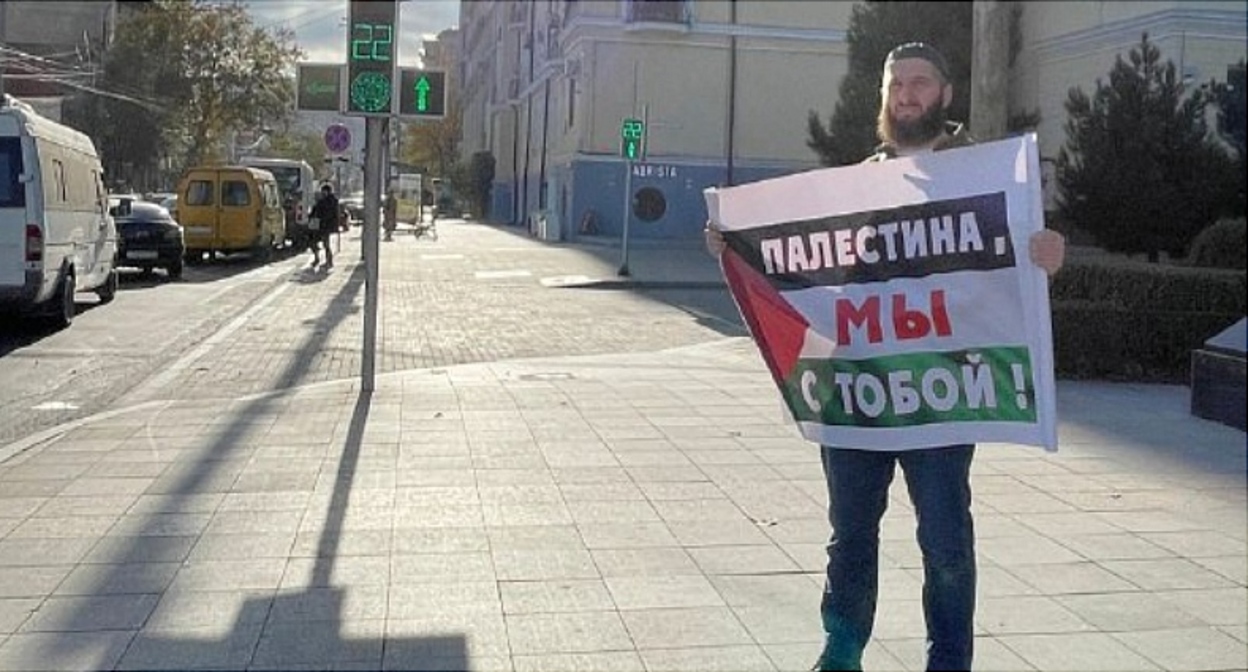Одиночный пикет Идриса Юсупова. Махачкала, 11 ноября 2023 года. Фото: "Черновик" https://t.me/chernovik/63025 Одиночный пикет Идриса Юсупова. Махачкала, 11 ноября 2023 года. Фото: "Черновик" https://t.me/chernovik/63025