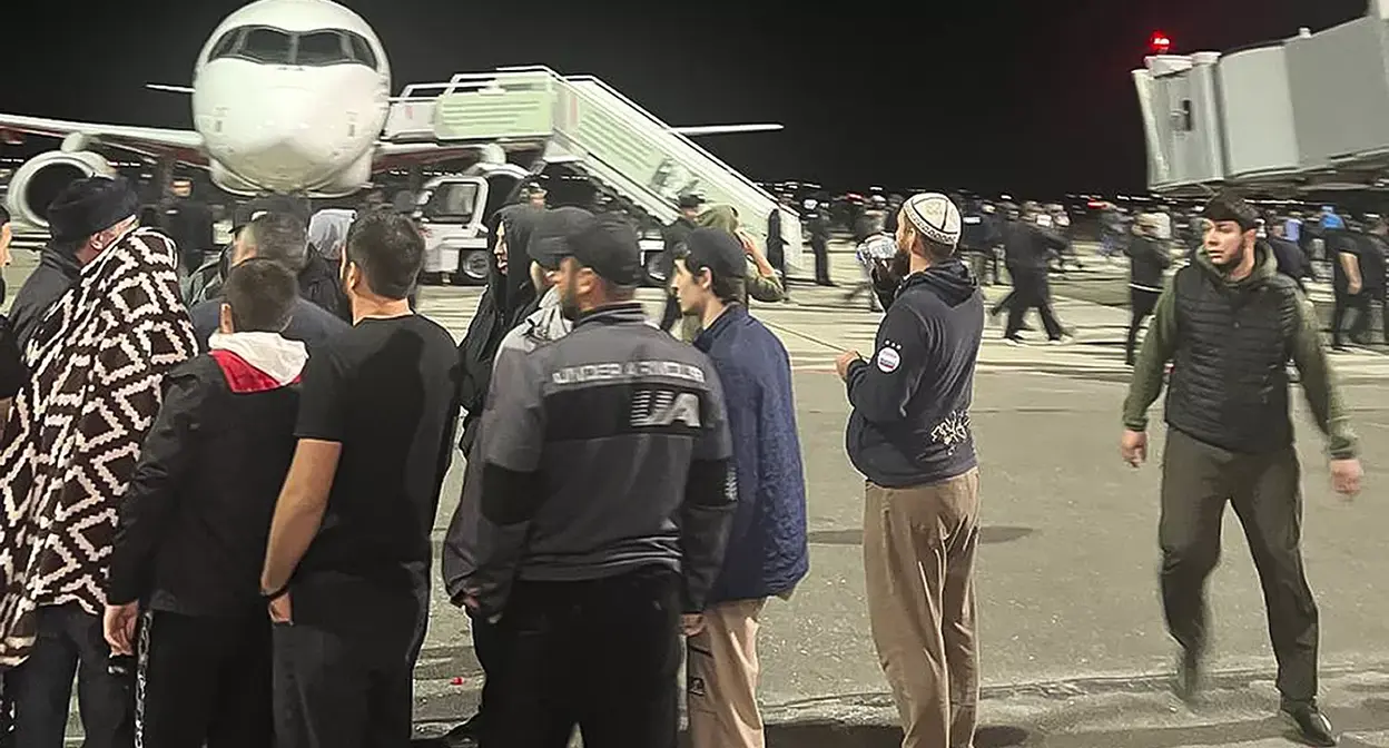 Беспорядки в Махачкале. Скриншот видео https://ru.euronews.com/2023/10/30/ru-russia-dagestan-airport-chaos Беспорядки в Махачкале. Скриншот видео https://ru.euronews.com/2023/10/30/ru-russia-dagestan-airport-chaos