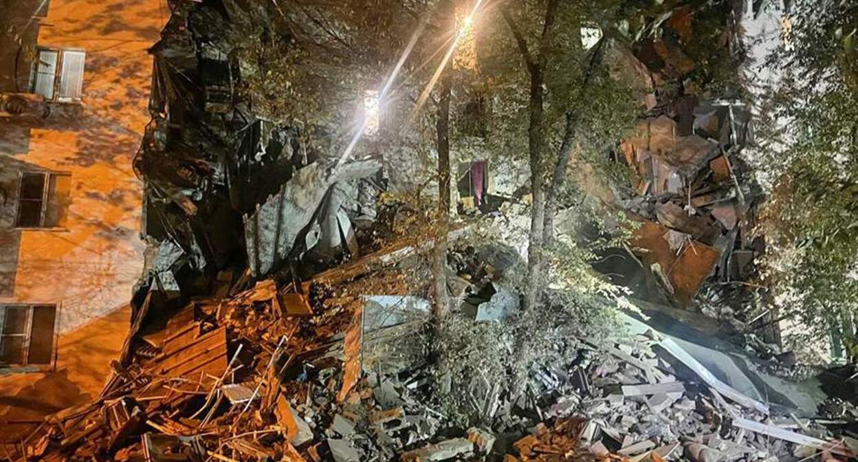 Обрушение многоэтажки в Астрахани. Фото: Телеграм-канал губернатора Астраханской области Игоря Бабушкина Обрушение многоэтажки в Астрахани. Фото: Телеграм-канал губернатора Астраханской области Игоря Бабушкина
