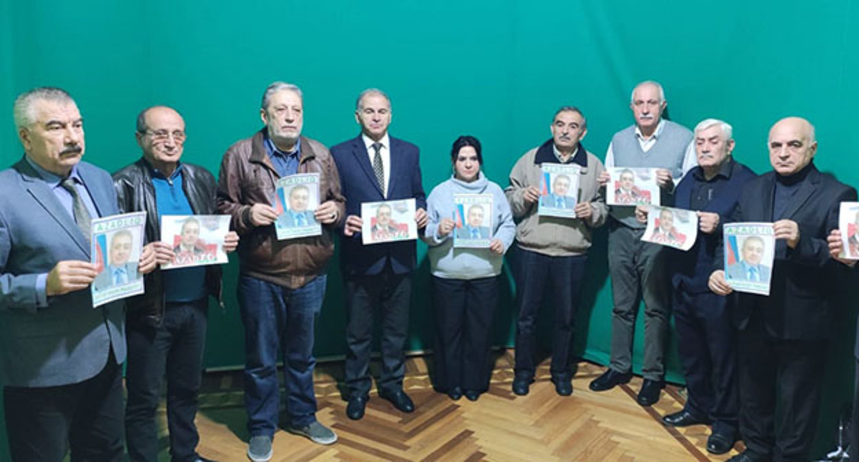 Флешмоб в Союзе интеллигенции Азербайджана в защиту Губада Ибадоглу. Фото предоставил директор агентства Turan Мехман Алиев Флешмоб в Союзе интеллигенции Азербайджана в защиту Губада Ибадоглу. Фото предоставил директор агентства Turan Мехман Алиев