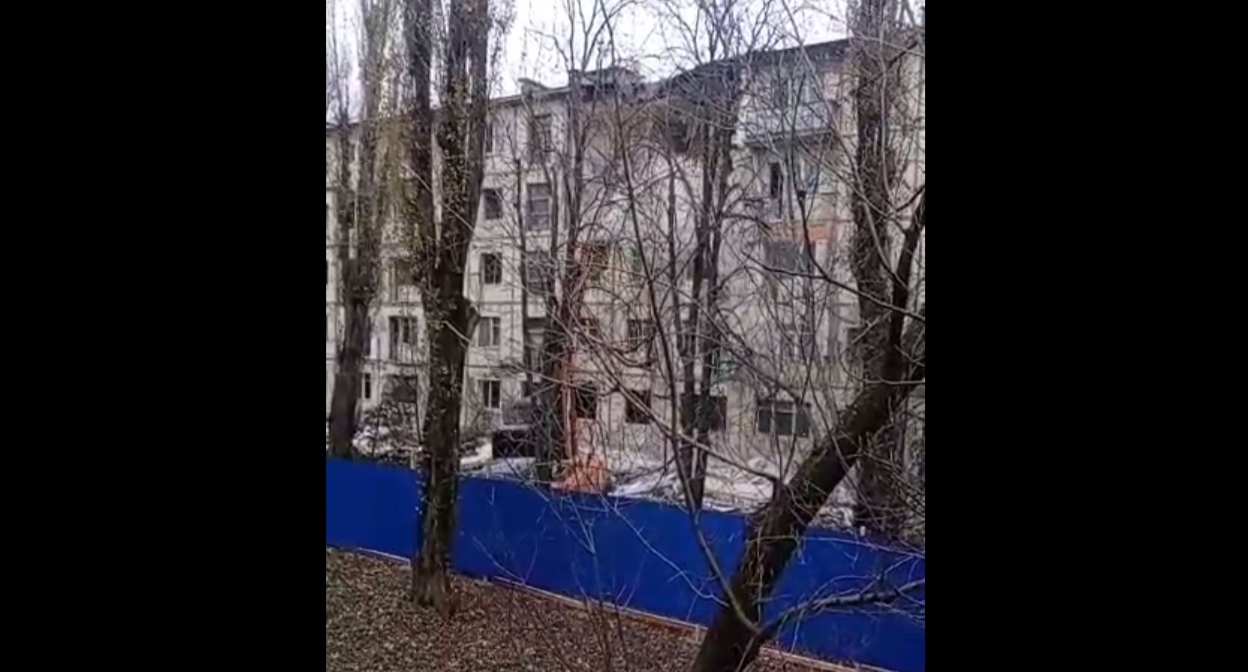 Снос дома. Кадр видео из телеграм-канала "Кривошлыковский 4" https://t.me/krivoshlikovski4/1315 Снос дома. Кадр видео из телеграм-канала "Кривошлыковский 4" https://t.me/krivoshlikovski4/1315