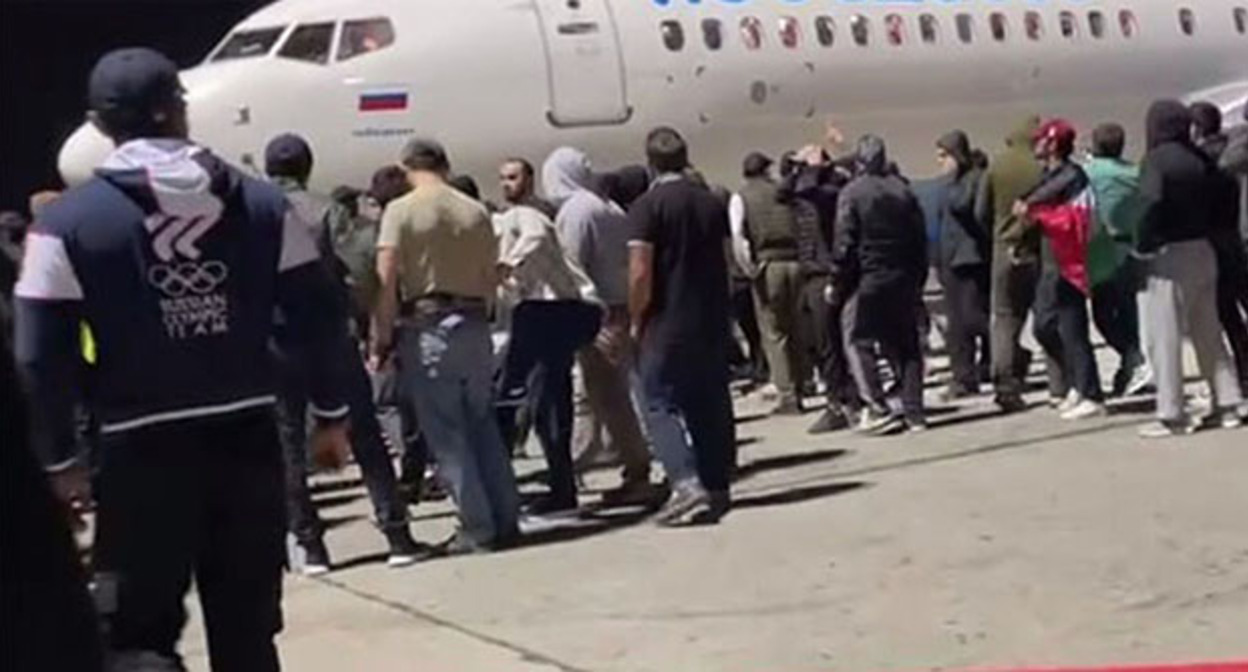 Беспорядки в аэропорту Махачкалы. 29 октября 2023 г. Скриншот видео: Телеграм-канал "Раньше всех. Ну почти" Беспорядки в аэропорту Махачкалы. 29 октября 2023 г. Скриншот видео: Телеграм-канал "Раньше всех. Ну почти"