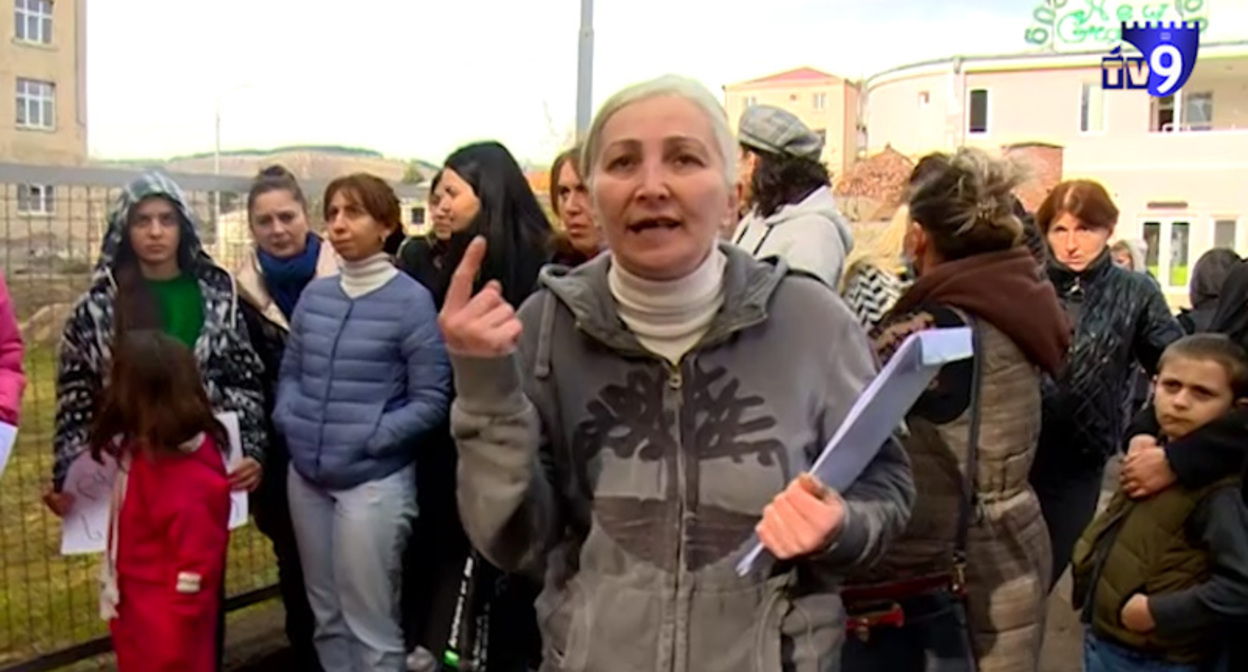 Участники акции протеста в Ахалцихе. Кадр из видео https://tv9news.ge/ka/akhali-ambebi/ganathleba/article/41887-meore-sajaro-skolasthan-saprotesto-aqcia-gaimartha Участники акции протеста в Ахалцихе. Кадр из видео https://tv9news.ge/ka/akhali-ambebi/ganathleba/article/41887-meore-sajaro-skolasthan-saprotesto-aqcia-gaimartha