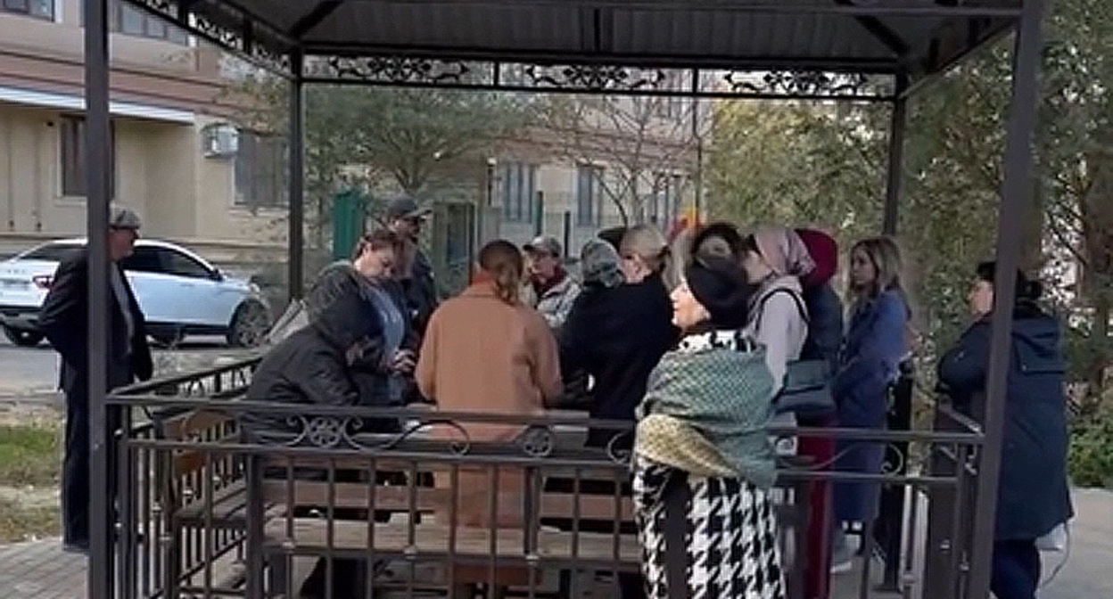 Дольщики в Каспийске во время схода. Кадр из видео https://www.instagram.com/p/CzysdYONOBr/ Дольщики в Каспийске во время схода. Кадр из видео https://www.instagram.com/p/CzysdYONOBr/