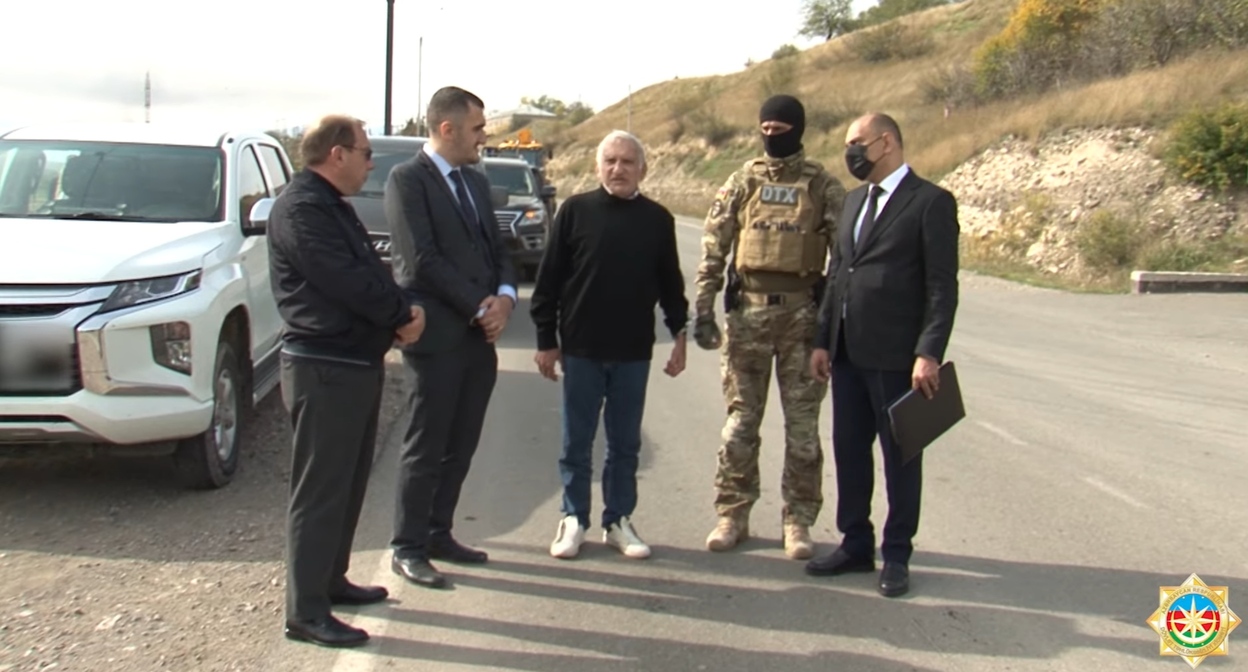 Рашид Бегларян (в центре) и азербайджанские силовики. Кадр видео СГБ Азербайджана https://dtx.gov.az/az/news/1801.html Рашид Бегларян (в центре) и азербайджанские силовики. Кадр видео СГБ Азербайджана https://dtx.gov.az/az/news/1801.html
