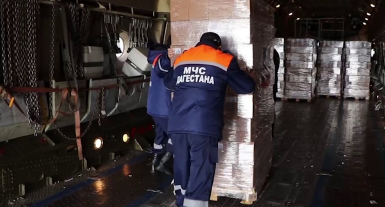 Погрузка помощи жителям Палестины в самолет МЧС, фото: пресс-служба МЧС РФ. Погрузка помощи жителям Палестины в самолет МЧС, фото: пресс-служба МЧС РФ.