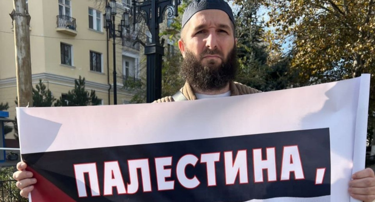 Идрис Юсупов на одиночном пикете. Фото: "Черновик" https://t.me/chernovik/63079 Идрис Юсупов на одиночном пикете. Фото: "Черновик" https://t.me/chernovik/63079