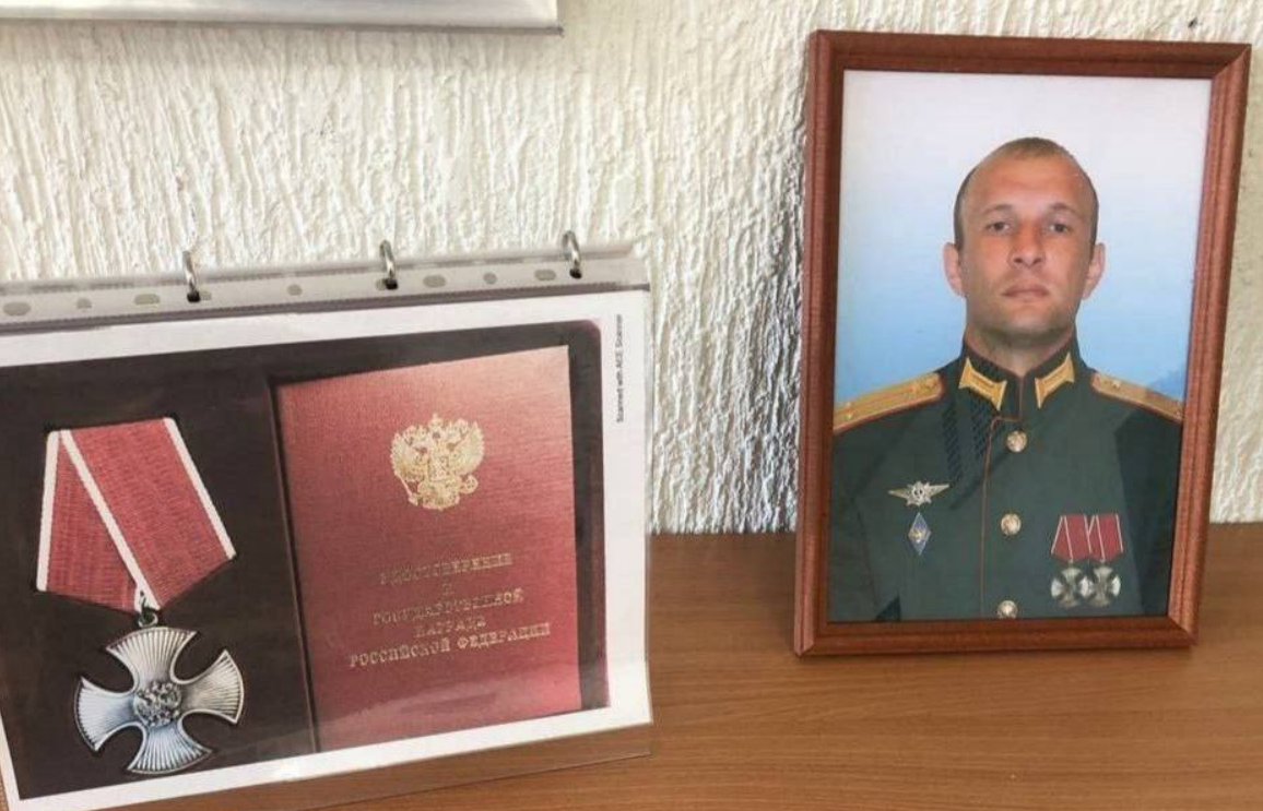 Открытие парты Героя Антону Мухину. Скриншот фото из Telegram-канала администрации Майкопского района от 22.12.23, https://t.me/mr_01_mr/2591
У