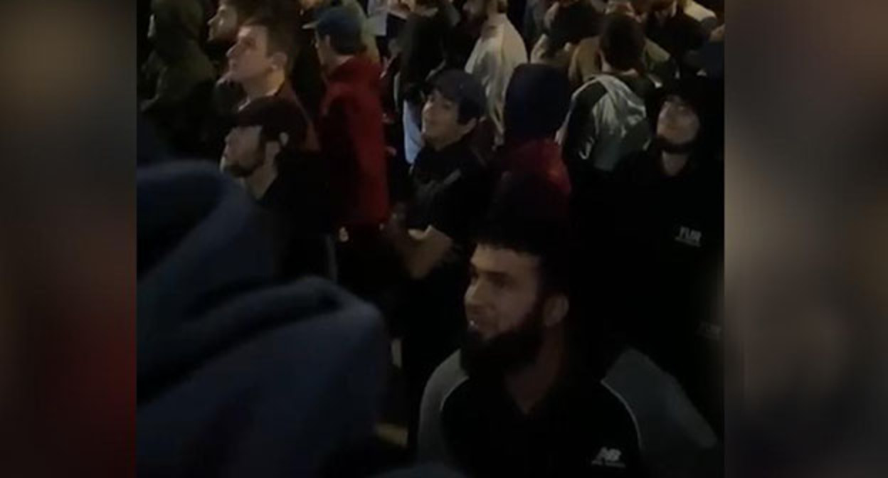 Беспорядки в Махачкале. Скриншот видео https://www.rbc.ru/politics/31/10/2023/653eb5399a7947b515dc49e2 Беспорядки в Махачкале. Скриншот видео https://www.rbc.ru/politics/31/10/2023/653eb5399a7947b515dc49e2