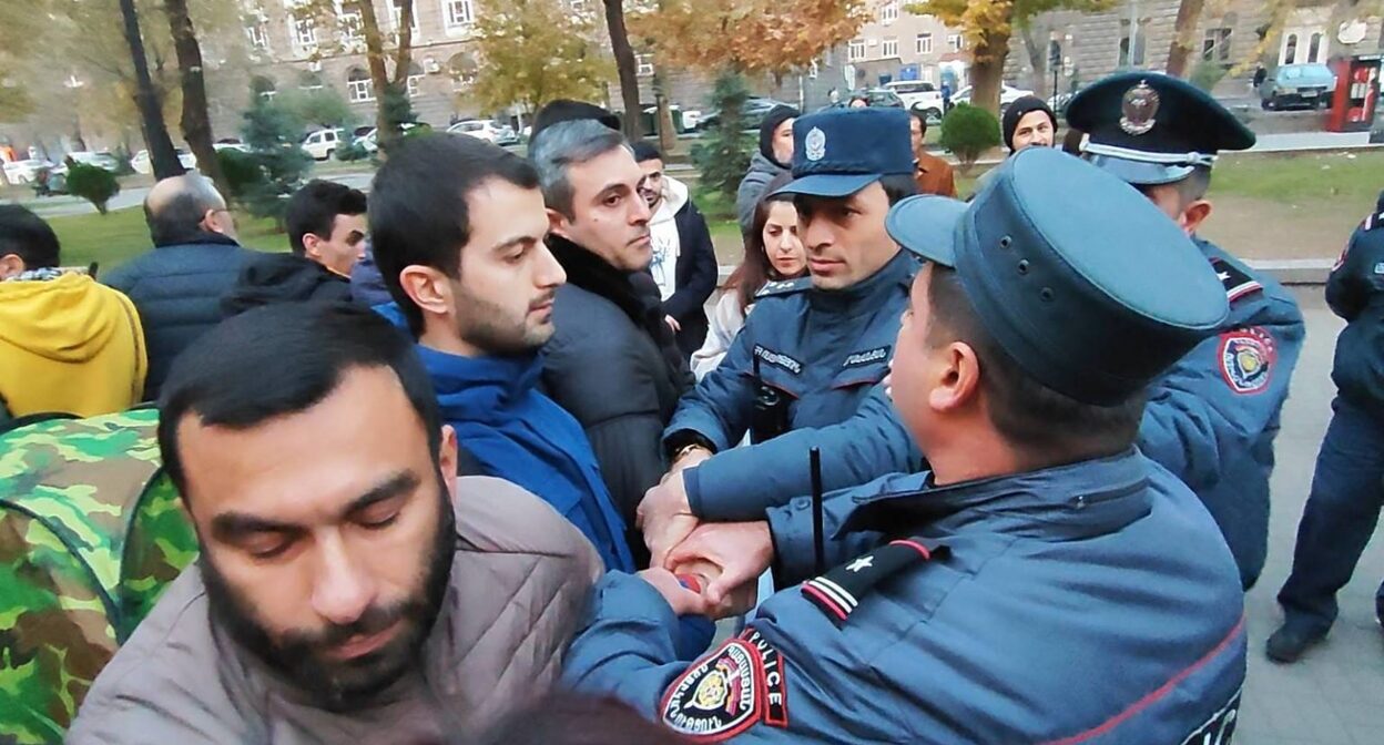 Сотрудники полиции задерживают активистов движения "Занг". Фото: https://armeniatoday.news/politics-ru/686496/ Сотрудники полиции задерживают активистов движения "Занг". Фото: https://armeniatoday.news/politics-ru/686496/