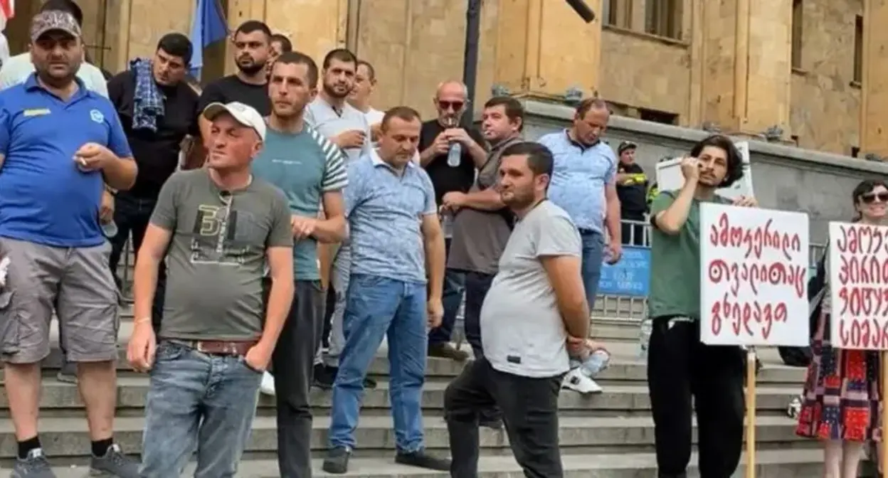 Шахтеры Чиатуры во время акции протеста. Июль 2023 г. Фото: https://sova.news/2023/06/19/chiaturskie-shahtery-protestuyut-pered-zdaniem-parlamenta-v-tbilisi/ Шахтеры Чиатуры во время акции протеста. Июль 2023 г. Фото: https://sova.news/2023/06/19/chiaturskie-shahtery-protestuyut-pered-zdaniem-parlamenta-v-tbilisi/