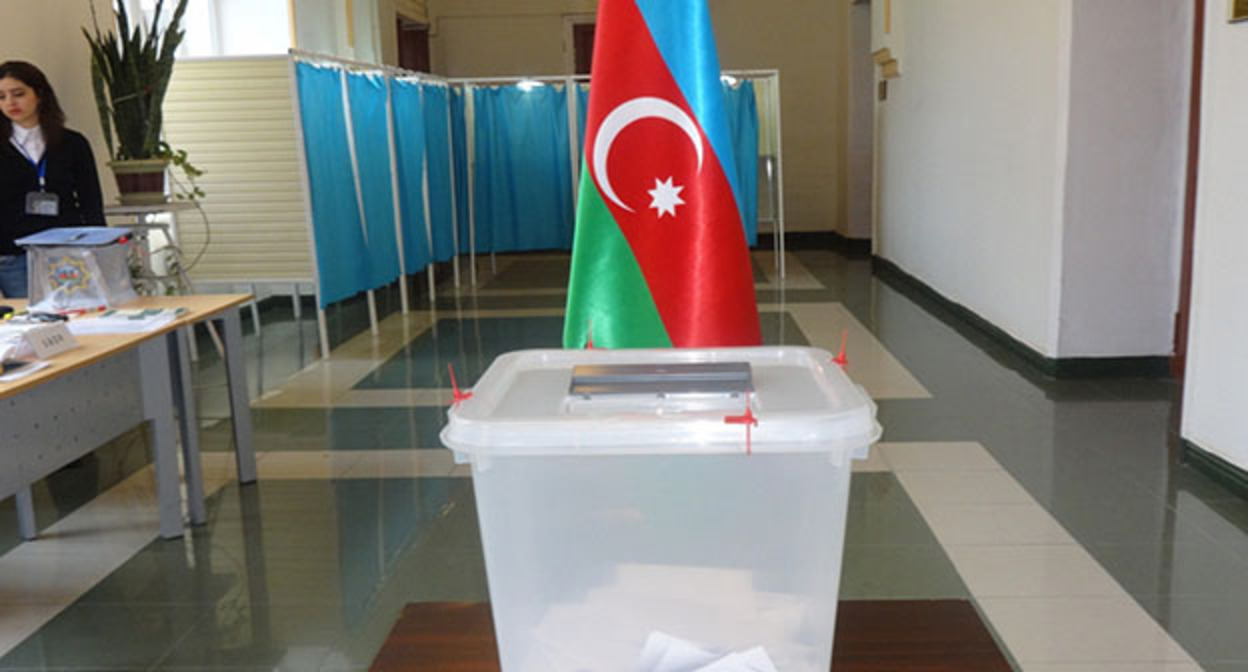 На избирательном участке в Баку. Фото: https://ru.apa.az/sotsium/v-azerbaidzane-proidut-vneocerednye-prezidentskie-vybory-544543 На избирательном участке в Баку. Фото: https://ru.apa.az/sotsium/v-azerbaidzane-proidut-vneocerednye-prezidentskie-vybory-544543