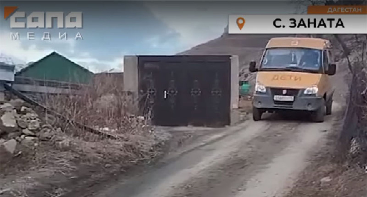 Школьный автобус в Занате. Кадр из видео https://vk.com/wall-108870974_772632 Школьный автобус в Занате. Кадр из видео https://vk.com/wall-108870974_772632