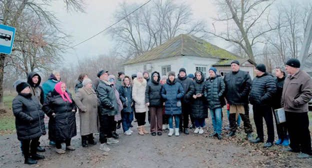 Сход жителей хутора Зелёный. Фото инфоцентра СК России Сход жителей хутора Зелёный. Фото инфоцентра СК России