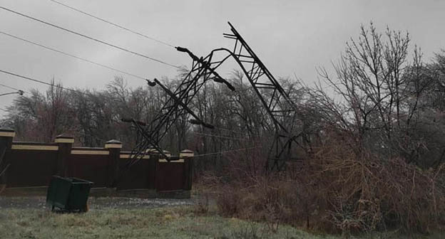 Последствия ледяного дождя в Ростовской области. Фото: https://bloknot-rostov.ru/news/v-rostove-i-chasti-aksaya-vosstanovili-elektrosnab-1679655 Последствия ледяного дождя в Ростовской области. Фото: https://bloknot-rostov.ru/news/v-rostove-i-chasti-aksaya-vosstanovili-elektrosnab-1679655