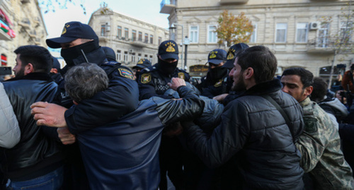 Сотрудники полиции задерживают активистов в Баку. Фото Азиза Каримова для "Кавказского узла"