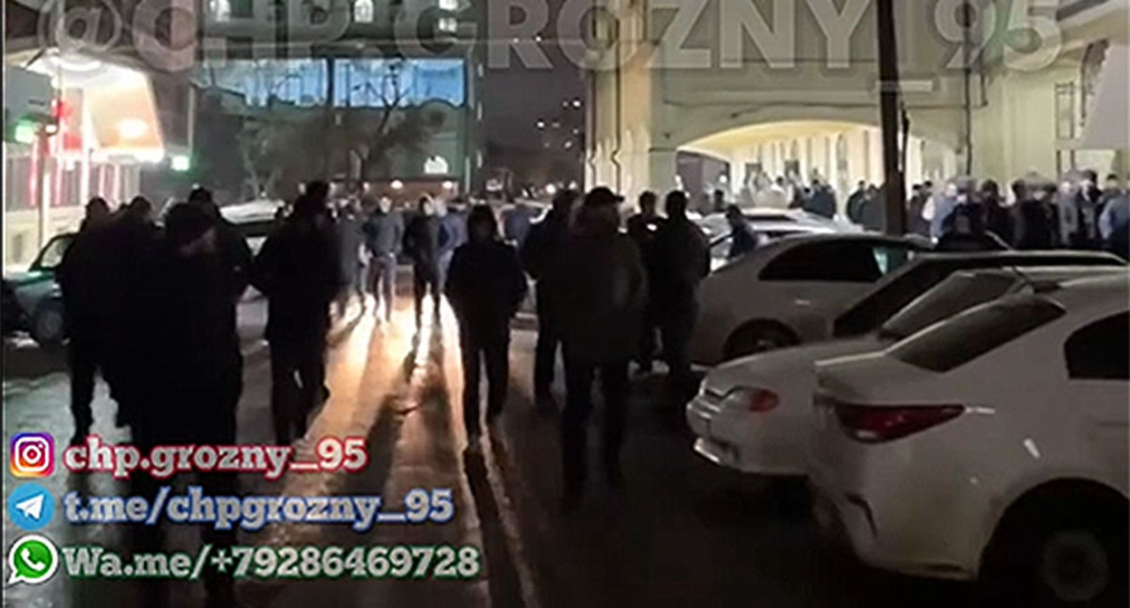 Участники массового конфликта в Хасавюрте. Кадр из видео https://www.instagram.com/p/C06PtHFMCz-/ Участники массового конфликта в Хасавюрте. Кадр из видео https://www.instagram.com/p/C06PtHFMCz-/