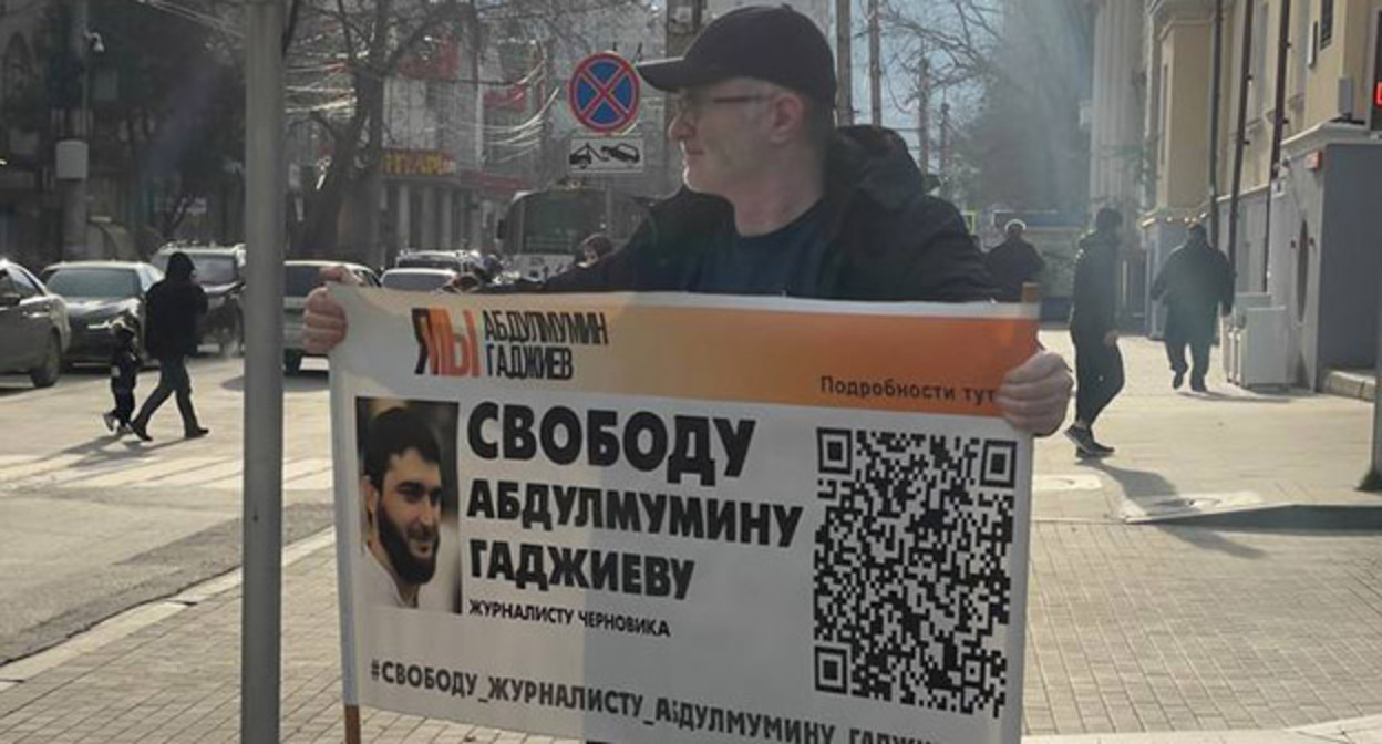 Магомед Магомедов в одиночном пикете. Махачкала, 18 декабря 2023 г. Фото: Телеграм-канал "Черновик" Магомед Магомедов в одиночном пикете. Махачкала, 18 декабря 2023 г. Фото: Телеграм-канал "Черновик"