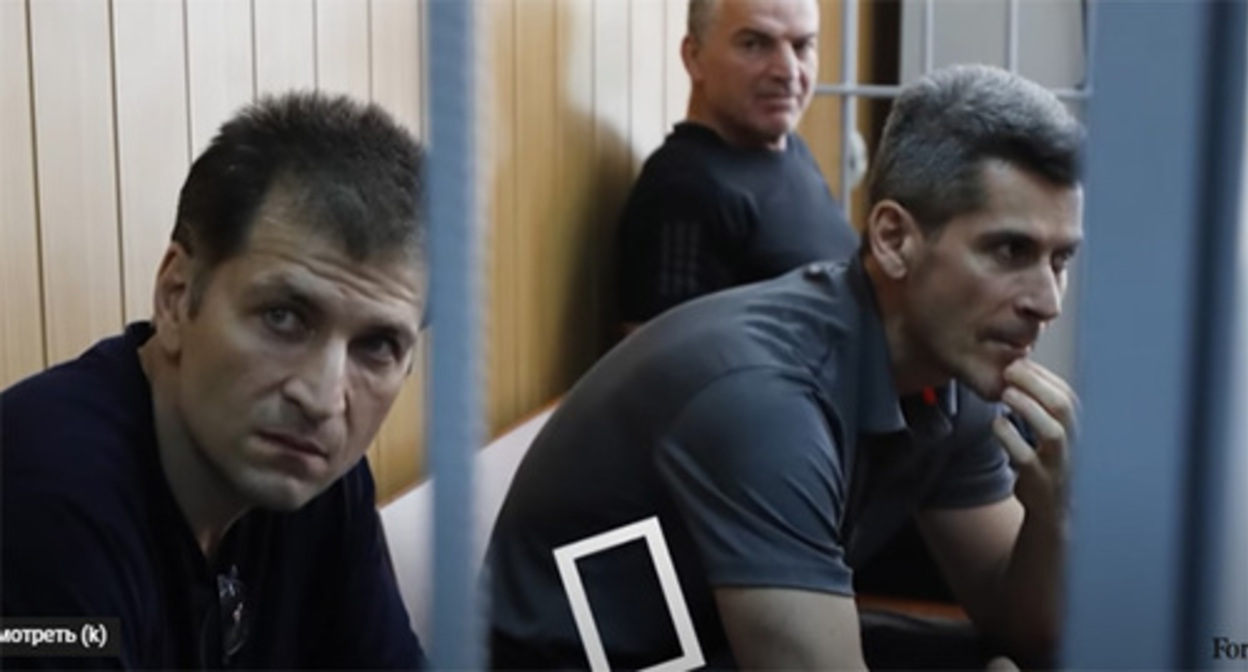 Магомед (слева) и Зиявудин Магомедовы в зале суда. Скриншот видео https://www.youtube.com/watch?v=-dQLBkQDLOI Магомед (слева) и Зиявудин Магомедовы в зале суда. Скриншот видео https://www.youtube.com/watch?v=-dQLBkQDLOI
