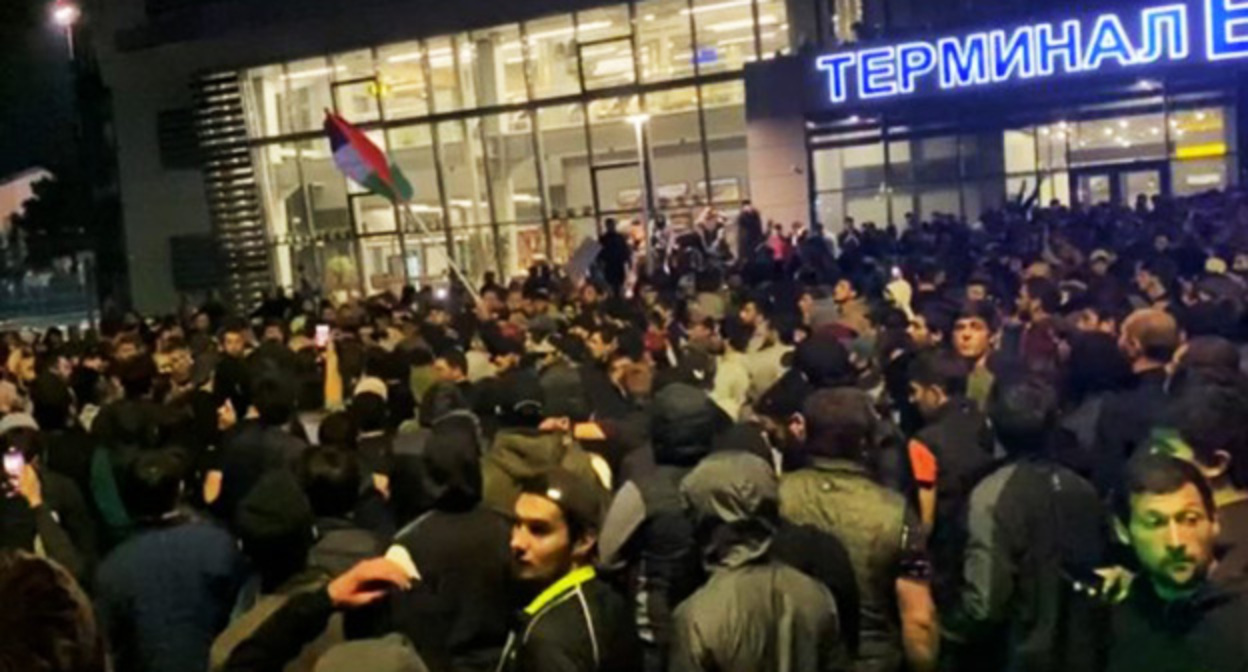 Акция протеста в Махачкале. Фото: https://kuz-news.ru/v-mahachkale-neskolko-soten-chelovek-sobralis-na-akciju-protesta-u-ajeroporta/ Акция протеста в Махачкале. Фото: https://kuz-news.ru/v-mahachkale-neskolko-soten-chelovek-sobralis-na-akciju-protesta-u-ajeroporta/